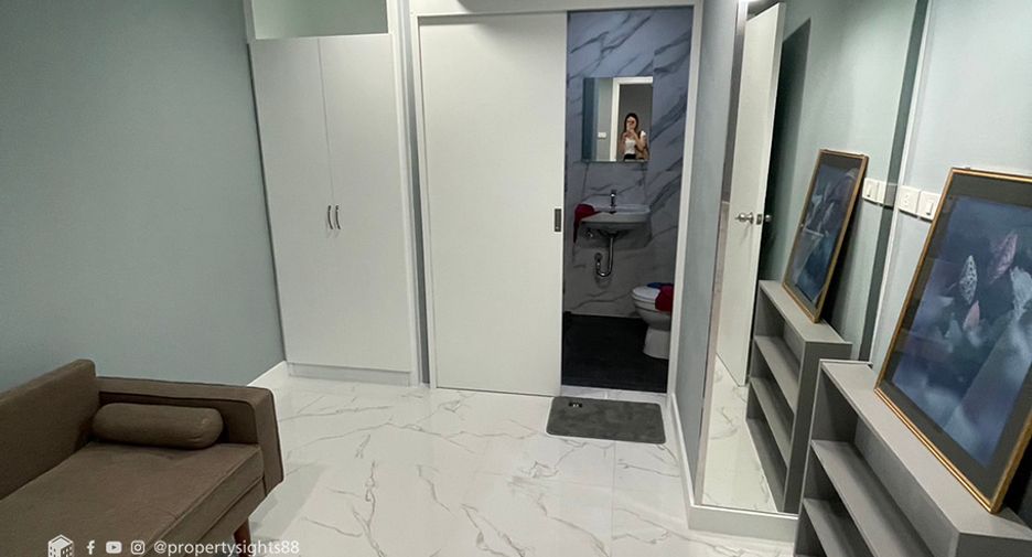 For rent 3 bedrooms condo in Khlong Toei, Bangkok