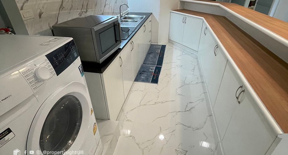 For rent 3 bedrooms condo in Khlong Toei, Bangkok