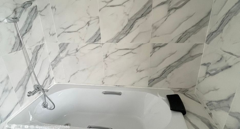 For rent 3 bedrooms condo in Khlong Toei, Bangkok