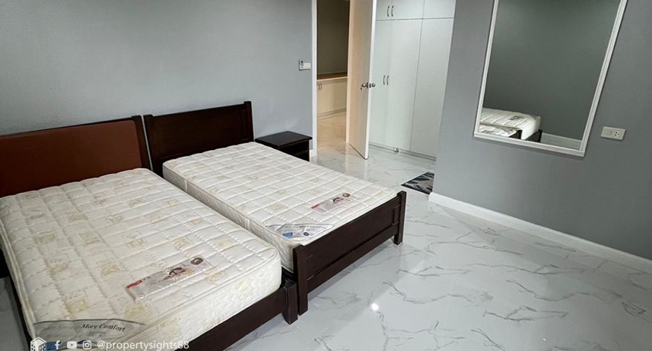 For rent 3 bedrooms condo in Khlong Toei, Bangkok