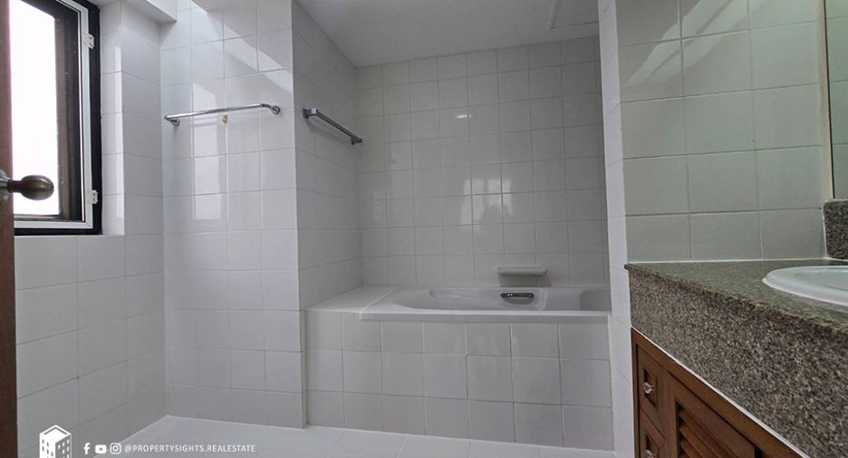 For rent 3 bedrooms condo in Khlong Toei, Bangkok