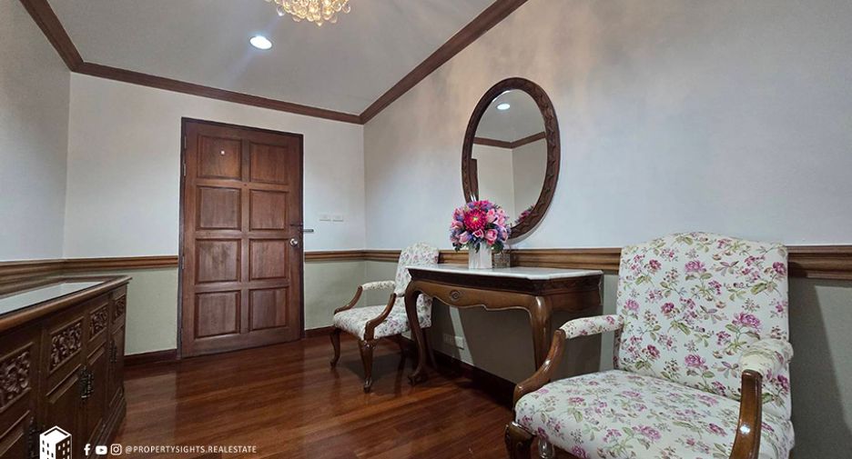 For rent 3 bedrooms condo in Khlong Toei, Bangkok