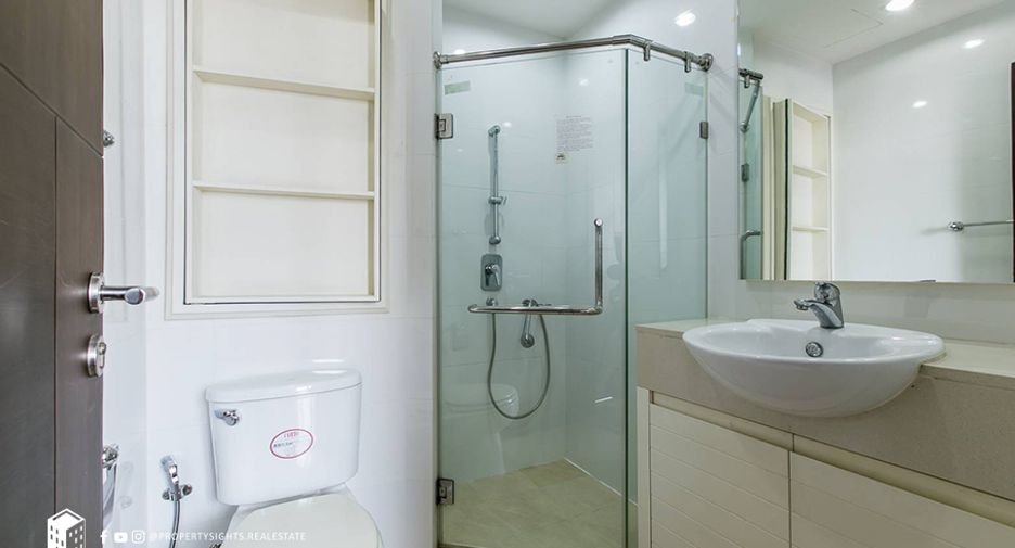 For rent 3 bedrooms condo in Khlong Toei, Bangkok