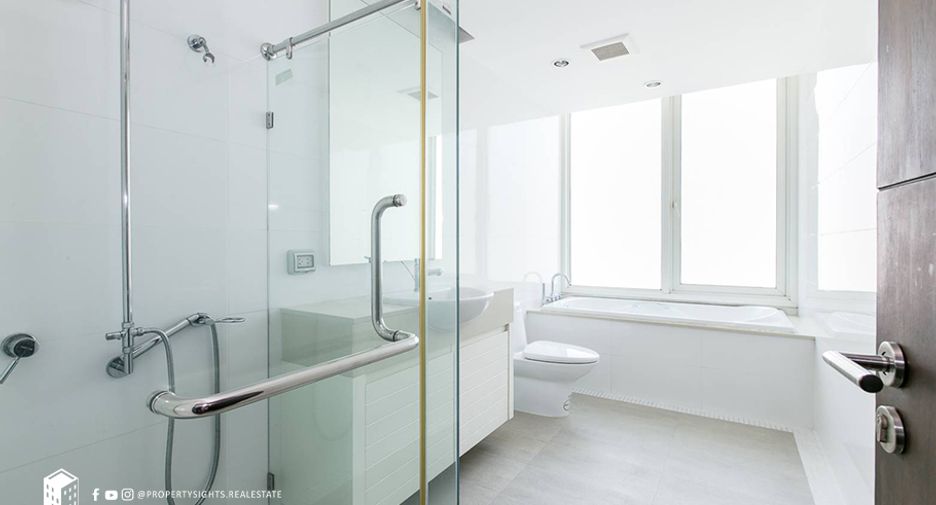 For rent 3 bedrooms condo in Khlong Toei, Bangkok