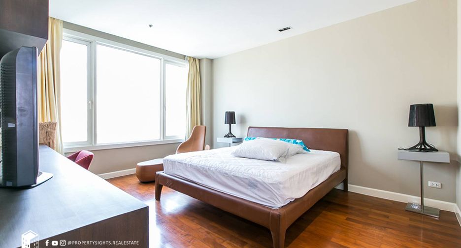 For rent 3 bedrooms condo in Khlong Toei, Bangkok