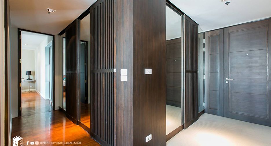 For rent 3 bedrooms condo in Khlong Toei, Bangkok