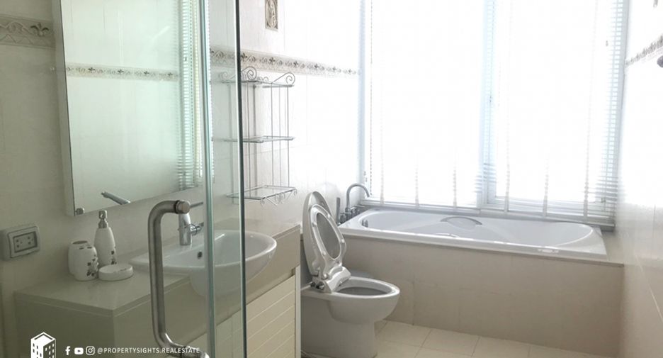 For rent 3 bedrooms condo in Khlong Toei, Bangkok