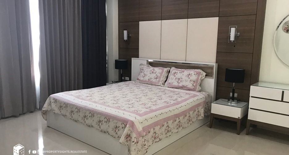 For rent 3 bedrooms condo in Khlong Toei, Bangkok