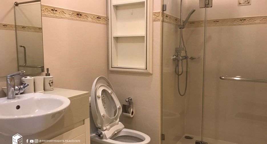 For rent 3 bedrooms condo in Khlong Toei, Bangkok
