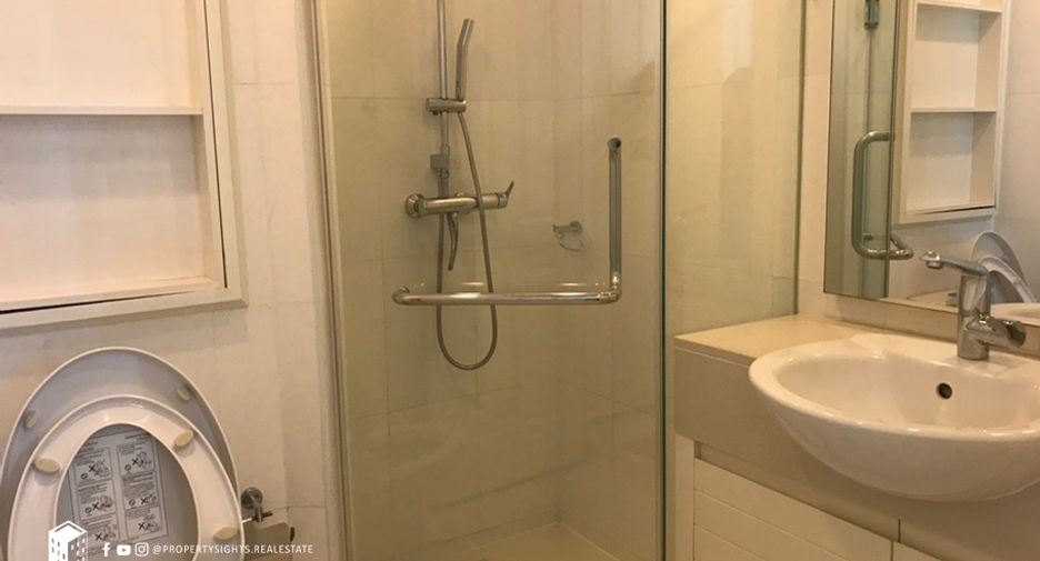 For rent 3 bedrooms condo in Khlong Toei, Bangkok