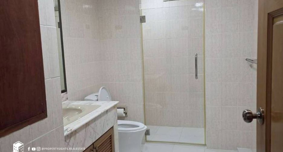 For rent 3 bedrooms condo in Khlong Toei, Bangkok