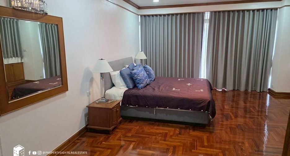 For rent 3 bedrooms condo in Khlong Toei, Bangkok