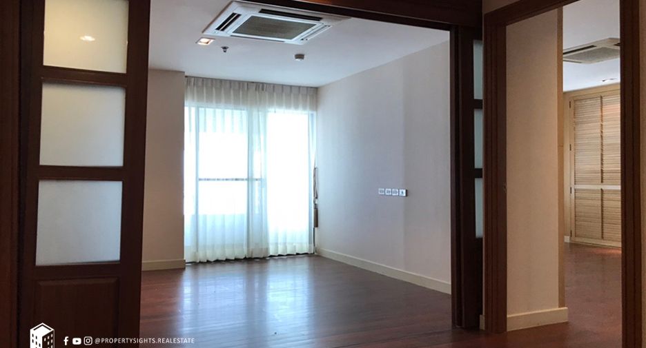 For rent 3 bedrooms condo in Khlong Toei, Bangkok