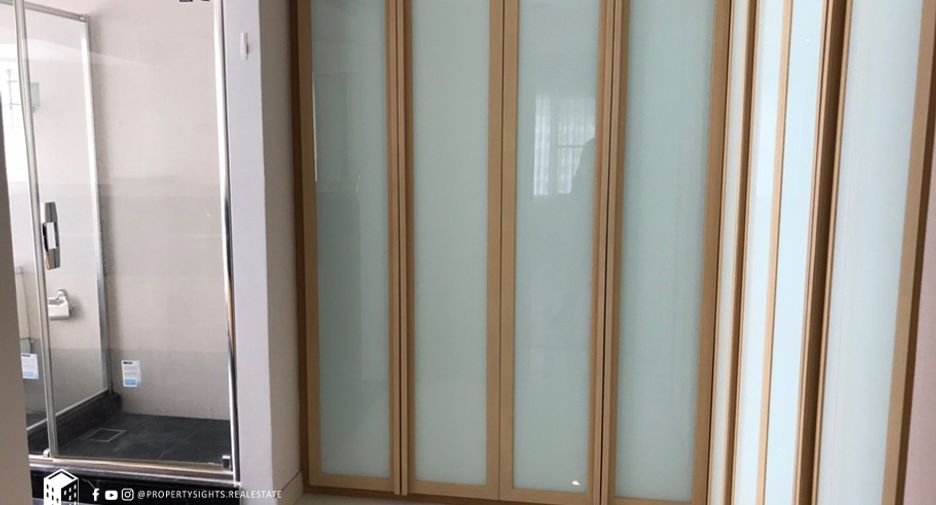 For rent 3 bedrooms condo in Khlong Toei, Bangkok