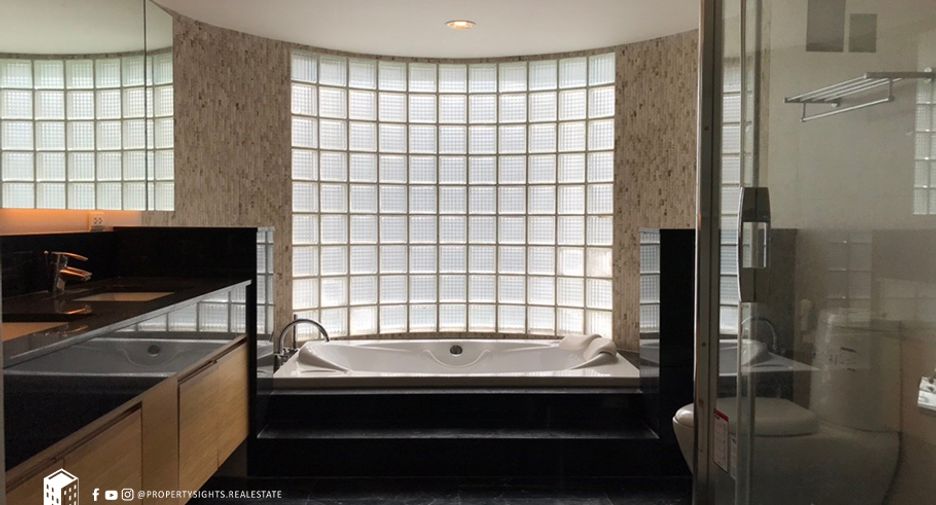 For rent 3 bedrooms condo in Khlong Toei, Bangkok