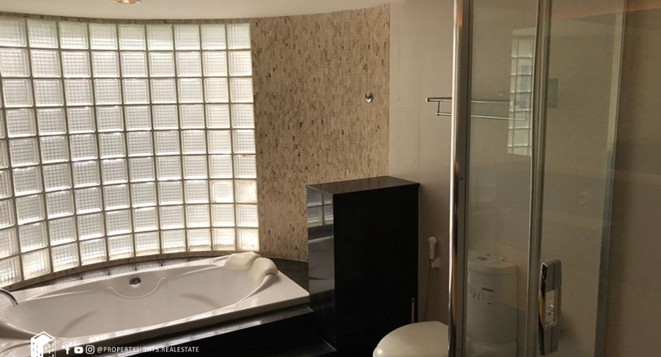 For rent 3 bedrooms condo in Khlong Toei, Bangkok