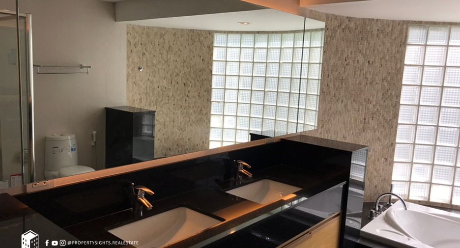 For rent 3 bedrooms condo in Khlong Toei, Bangkok