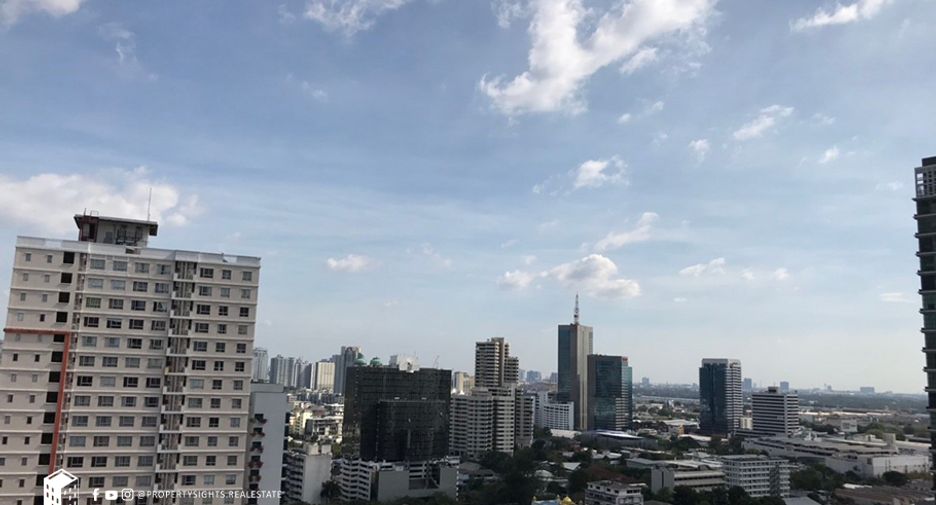 For rent 3 bedrooms condo in Khlong Toei, Bangkok