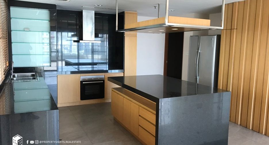 For rent 3 bedrooms condo in Khlong Toei, Bangkok