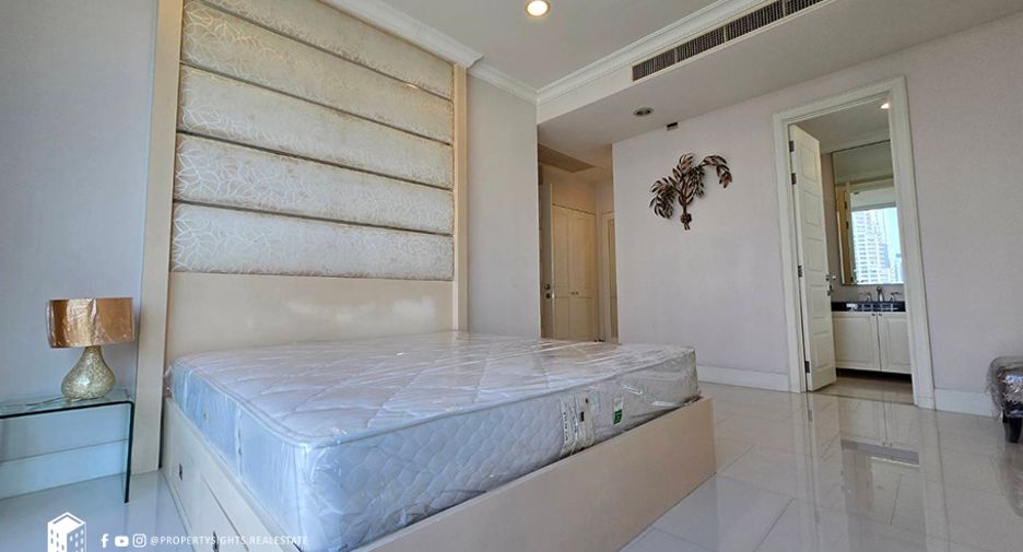For rent 3 bedrooms condo in Watthana, Bangkok