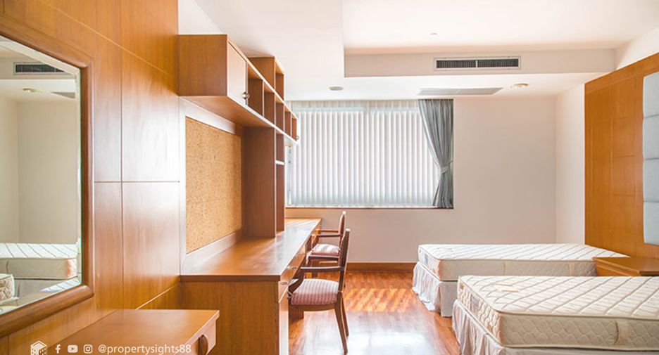 For rent 3 bedrooms condo in Khlong Toei, Bangkok