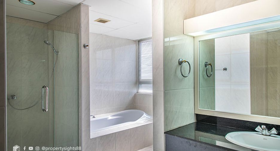 For rent 3 bedrooms condo in Khlong Toei, Bangkok