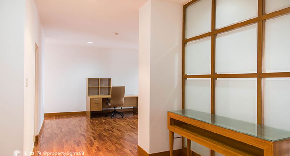 For rent 3 bedrooms condo in Khlong Toei, Bangkok