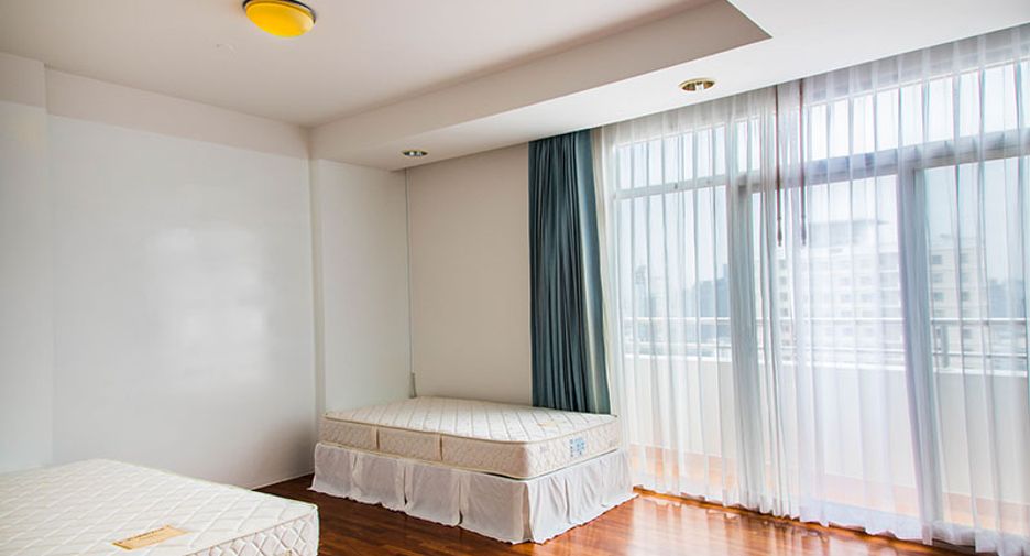 For rent 3 bedrooms condo in Khlong Toei, Bangkok