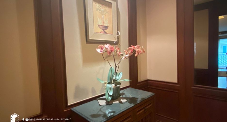 For rent 2 bedrooms condo in Khlong Toei, Bangkok