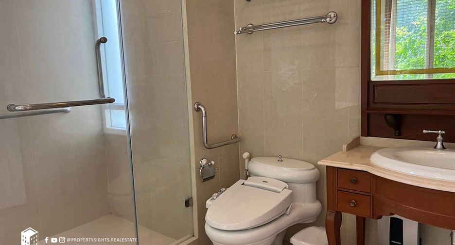 For rent 2 bedrooms condo in Khlong Toei, Bangkok