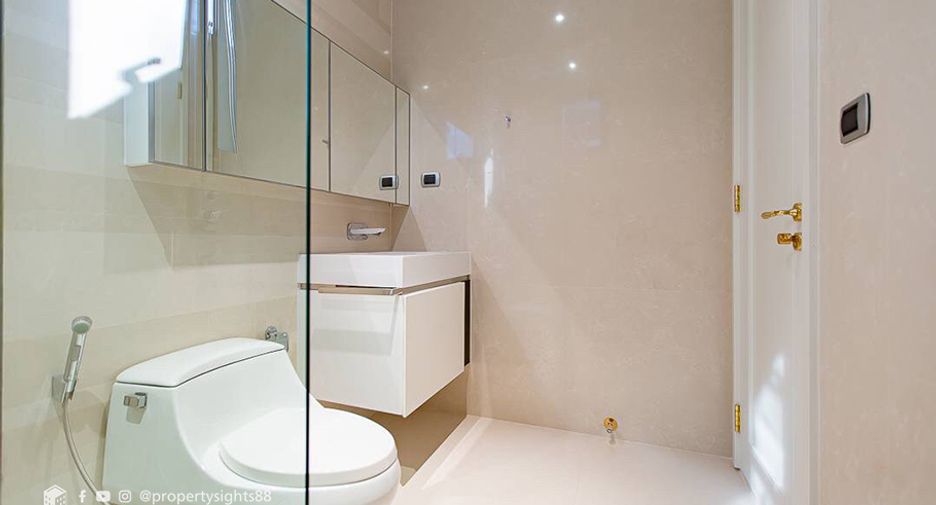 For rent 2 bedrooms condo in Khlong Toei, Bangkok