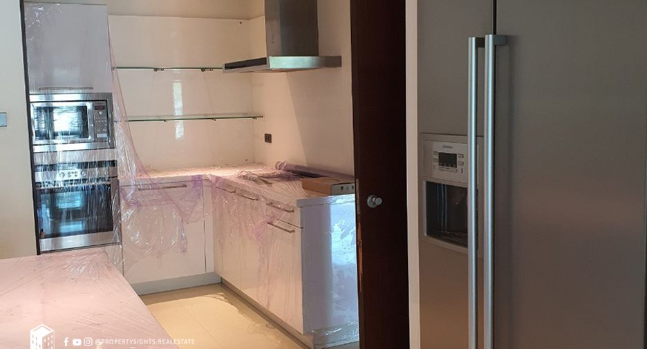 For rent 3 bedrooms condo in Khlong Toei, Bangkok