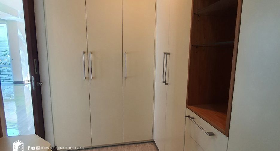 For rent 3 bedrooms condo in Khlong Toei, Bangkok