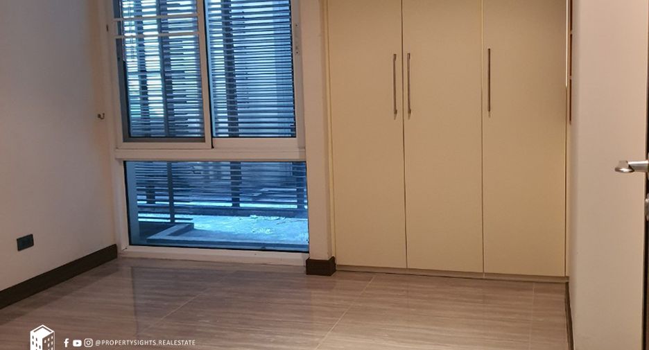 For rent 3 bedrooms condo in Khlong Toei, Bangkok