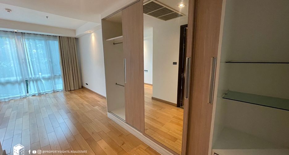 For rent 4 bedrooms condo in Khlong Toei, Bangkok