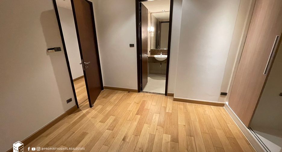 For rent 4 bedrooms condo in Khlong Toei, Bangkok