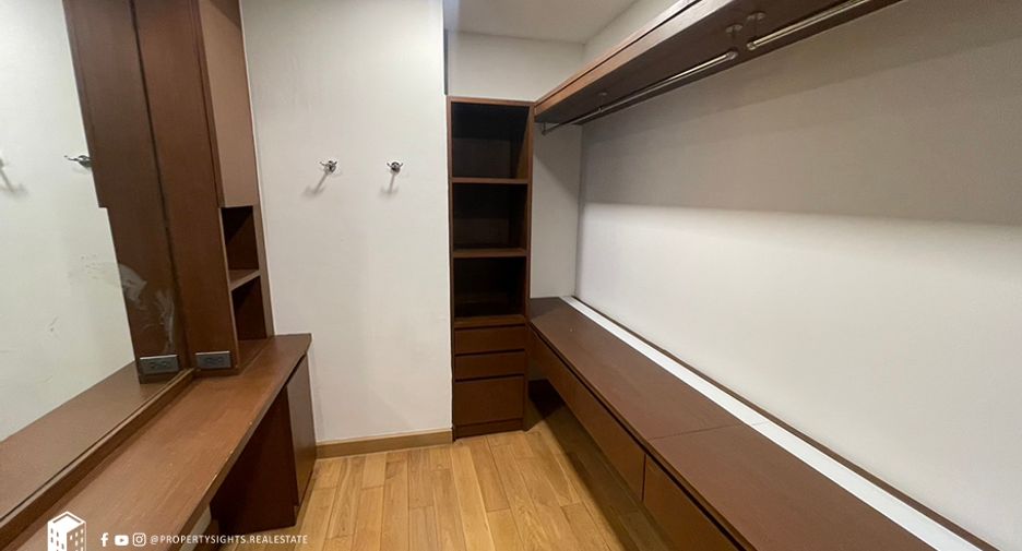 For rent 4 bedrooms condo in Khlong Toei, Bangkok