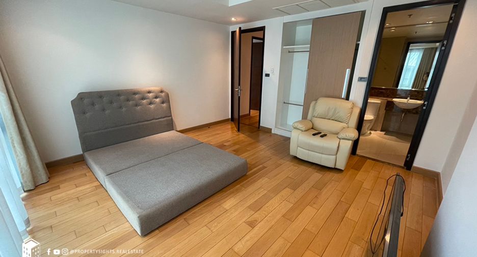 For rent 4 bedrooms condo in Khlong Toei, Bangkok