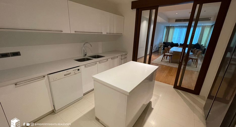 For rent 4 bedrooms condo in Khlong Toei, Bangkok