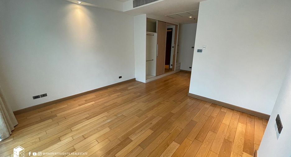 For rent 4 bedrooms condo in Khlong Toei, Bangkok