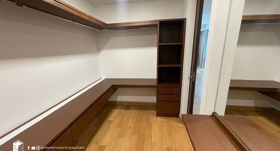 For rent 4 bedrooms condo in Khlong Toei, Bangkok
