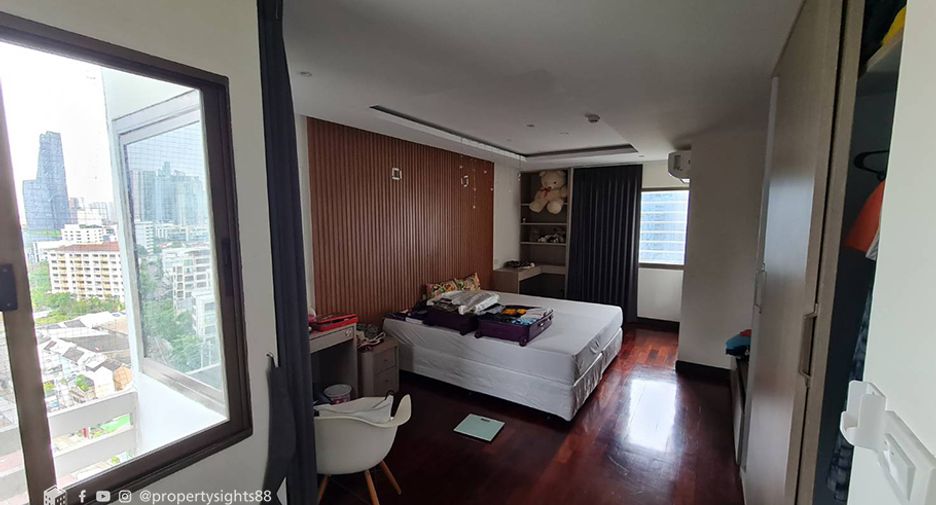 For rent 3 bedrooms condo in Khlong Toei, Bangkok