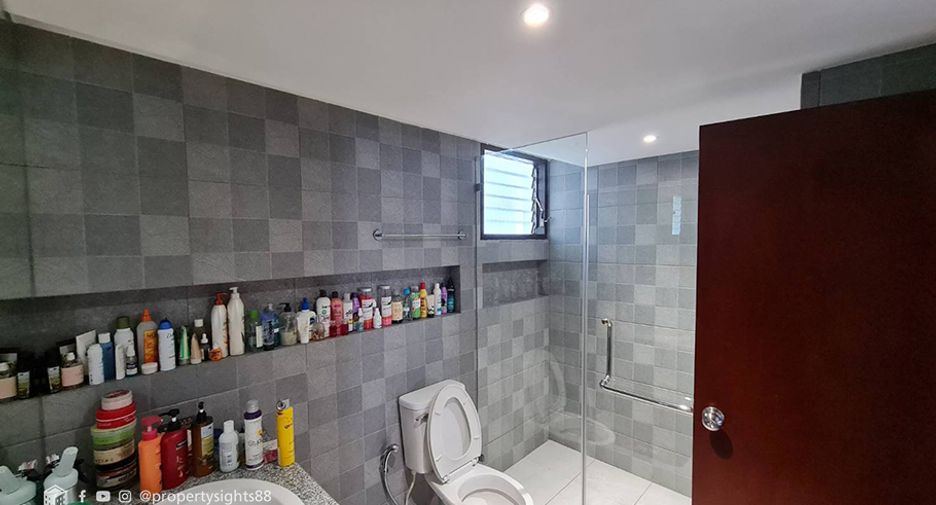 For rent 3 bedrooms condo in Khlong Toei, Bangkok