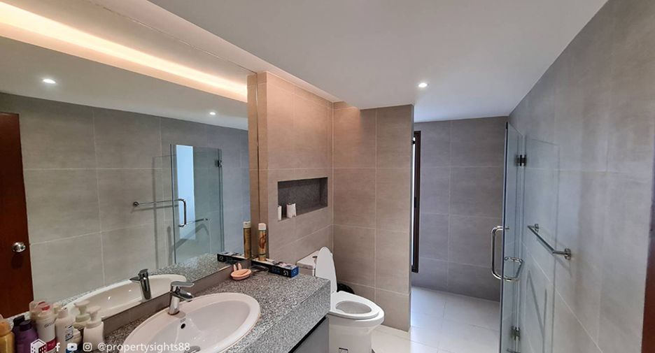 For rent 3 bedrooms condo in Khlong Toei, Bangkok