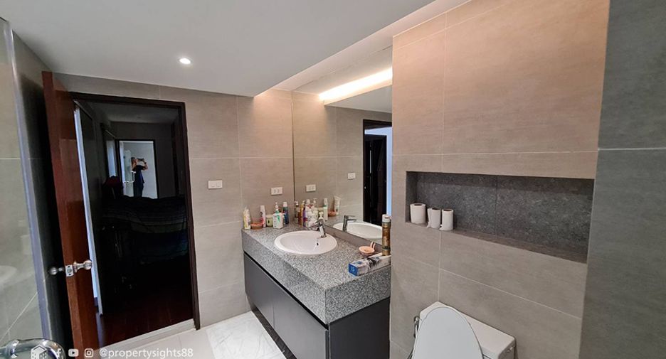 For rent 3 bedrooms condo in Khlong Toei, Bangkok