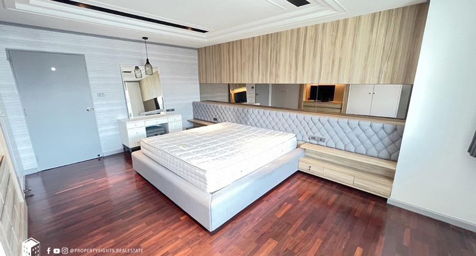 For sale 3 bedrooms condo in Watthana, Bangkok