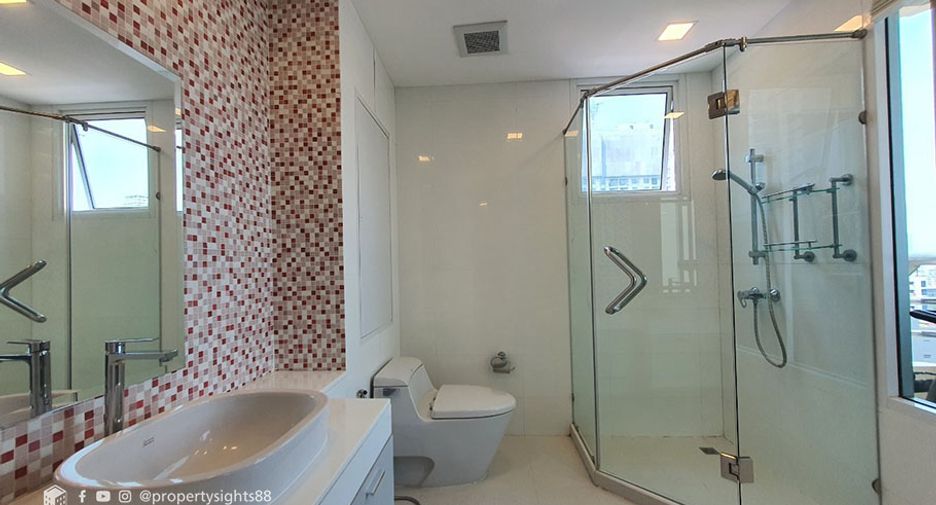 À louer 4 chambres condo à Khlong Toei, Bangkok