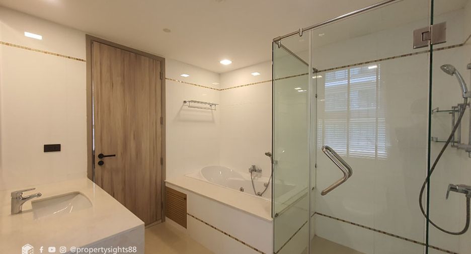 À louer 4 chambres condo à Khlong Toei, Bangkok