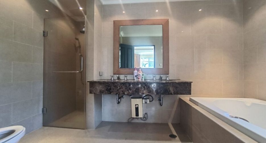 For rent 2 bedrooms condo in Watthana, Bangkok