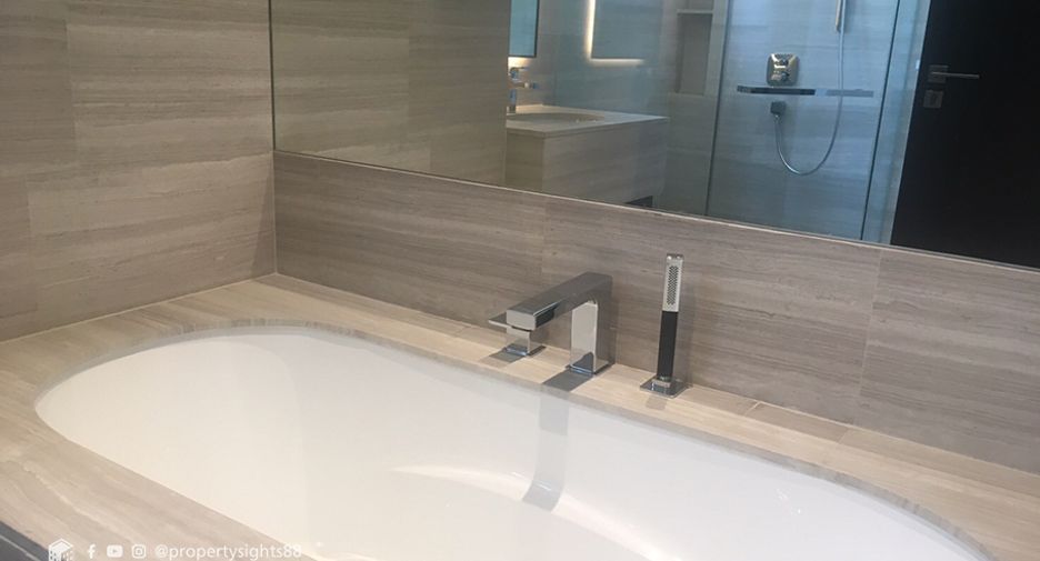 Condo en alquiler de 2 habitaciones en Khlong Toei, Bangkok